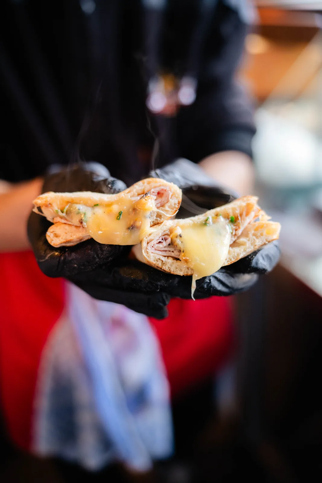Knusprige Schnitzelstücke mit geschmolzenem Käse