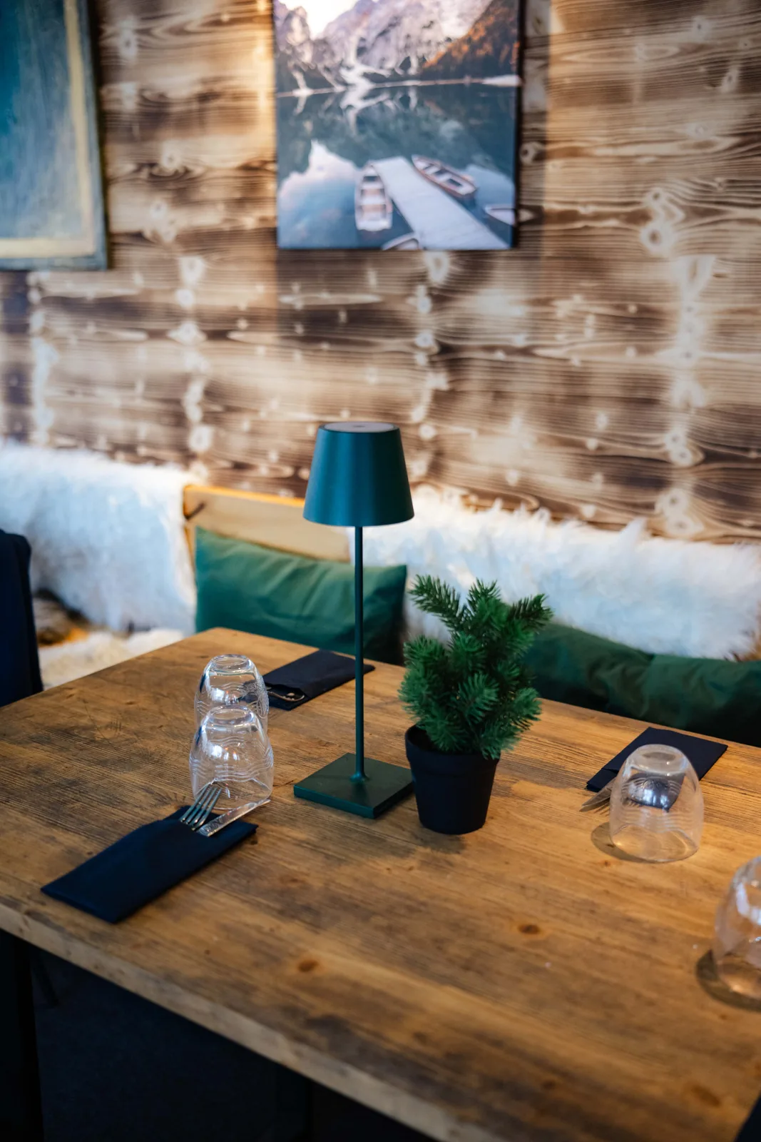 Gemütlicher Tisch mit grüner Lampe und weihnachtlichem Tischschmuck